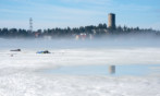 Zwei Eisfischer – im Hintergrund der alte Wasserturm