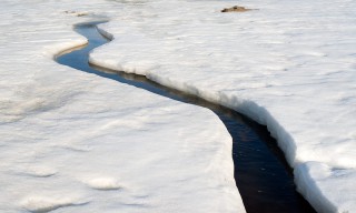 Ein „Eispril“ windet sich durch das Ostseeeis