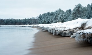 Eiskante am Strand von Byske