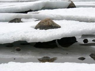 Stein im Schnee
